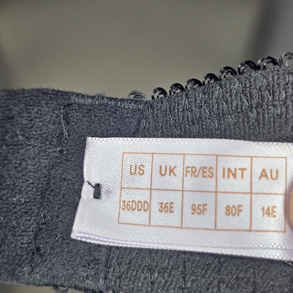 Unlined black mesh Savage Fenty bra with white embroidery pattern - Picture 4 of 7